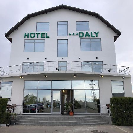 Hotel Daly Плоещ Екстериор снимка