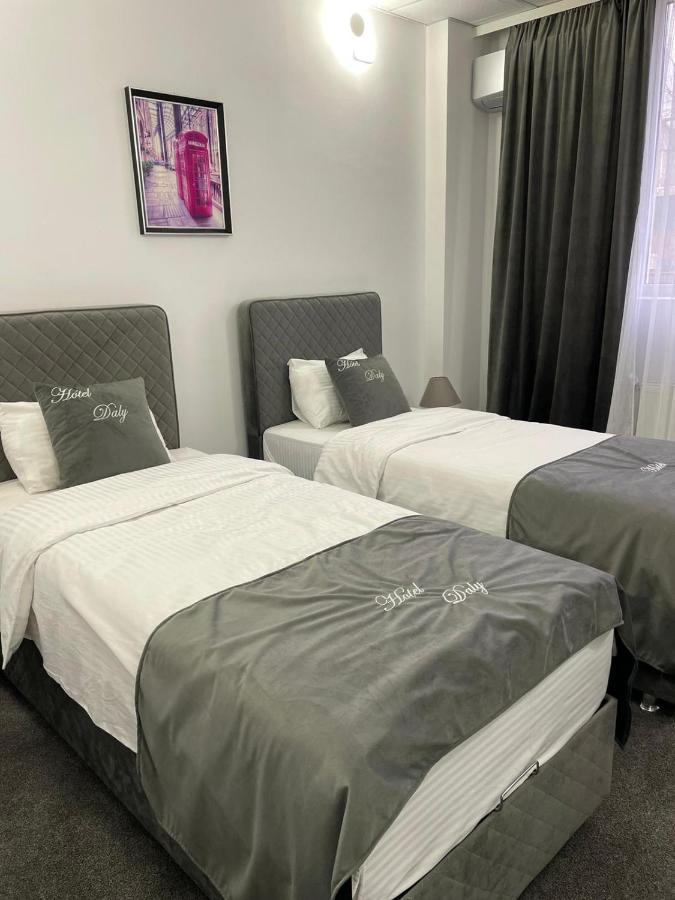 Hotel Daly Плоещ Екстериор снимка