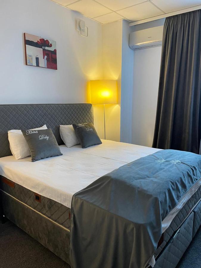Hotel Daly Плоещ Екстериор снимка