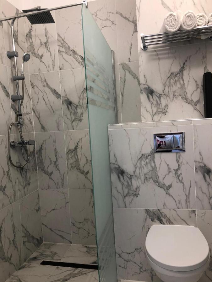 Hotel Daly Плоещ Екстериор снимка