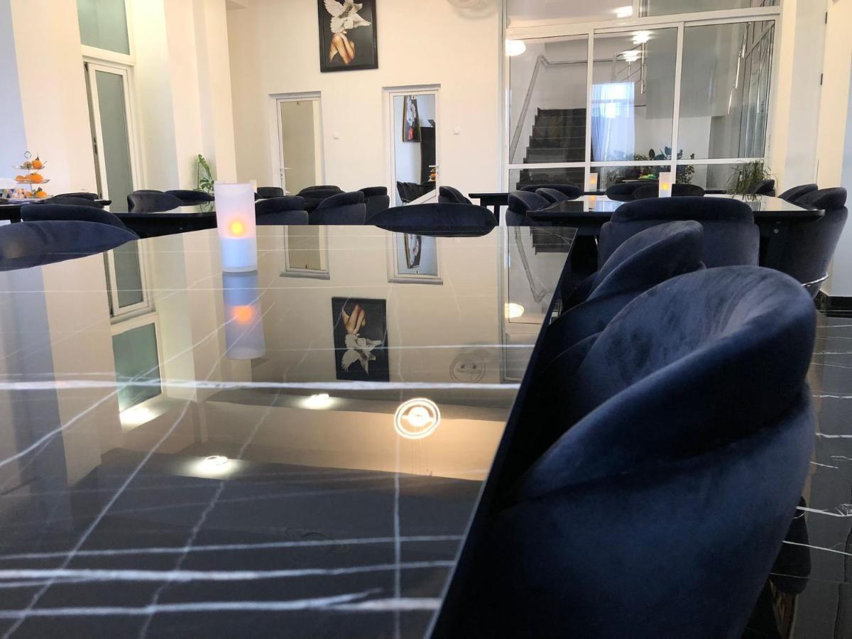 Hotel Daly Плоещ Екстериор снимка