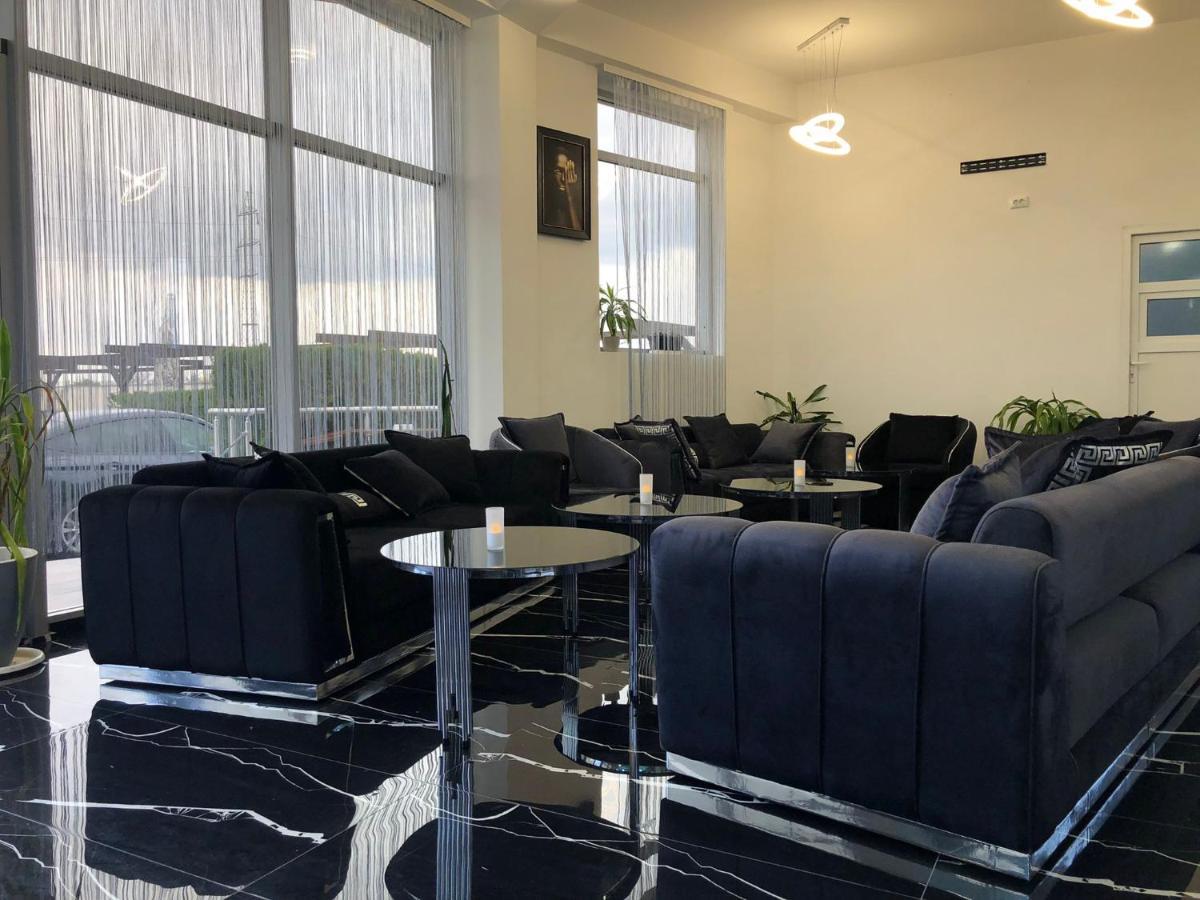 Hotel Daly Плоещ Екстериор снимка