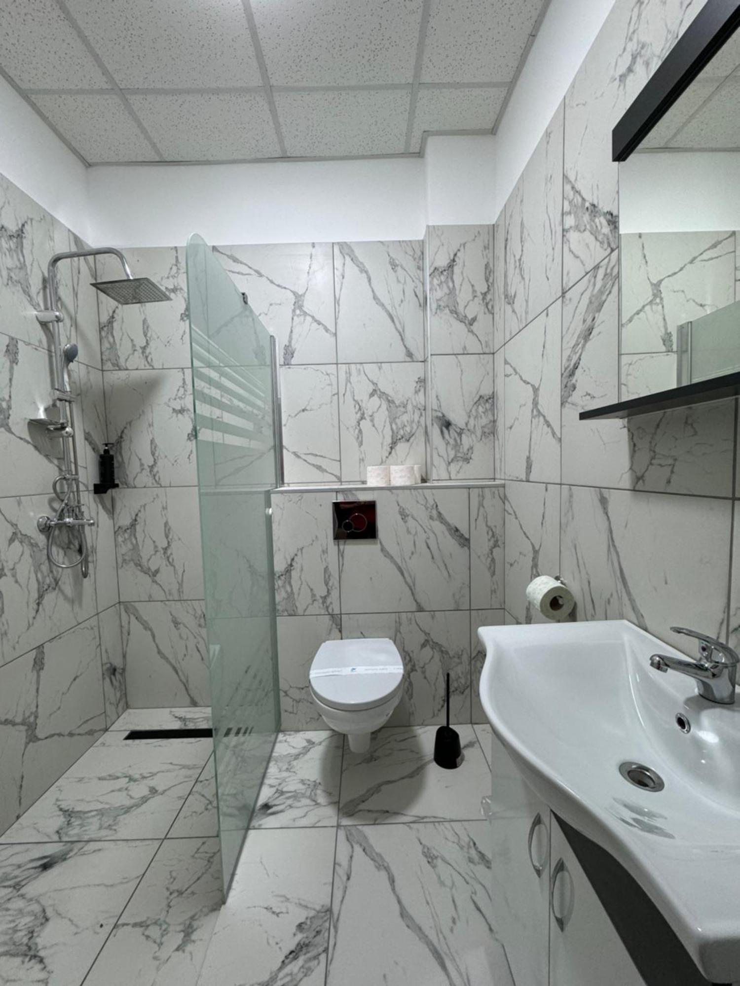 Hotel Daly Плоещ Екстериор снимка
